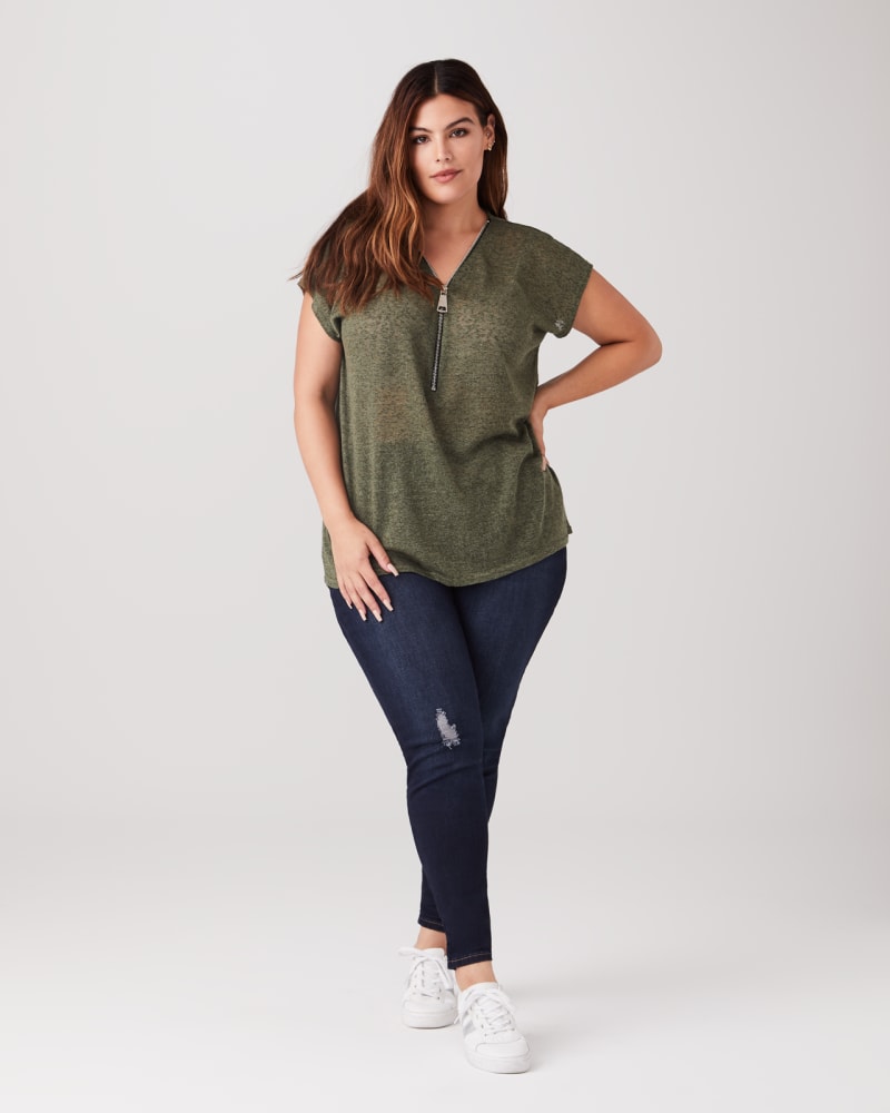 Plus size model with pear body shape wearing Cece Zip-Detail Tee by T Tahari | Dia&Co | dia_product_style_image_id:134168